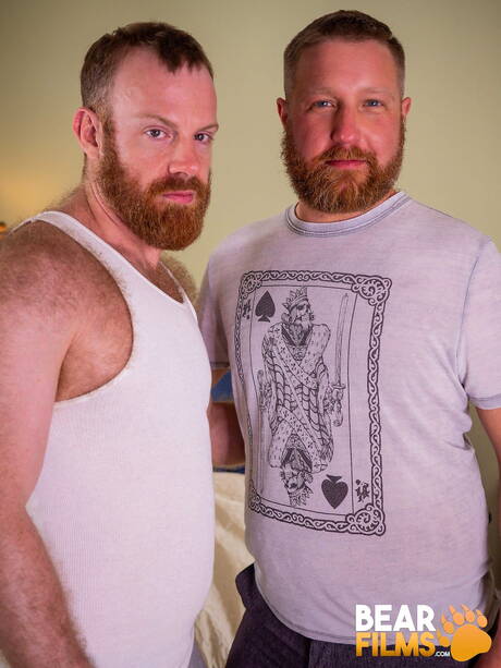 ragazzi americani maturi e sexy Ronan Delaney e lo stallone peloso Russell Tyler si succhiano e si scopano a vicenda
