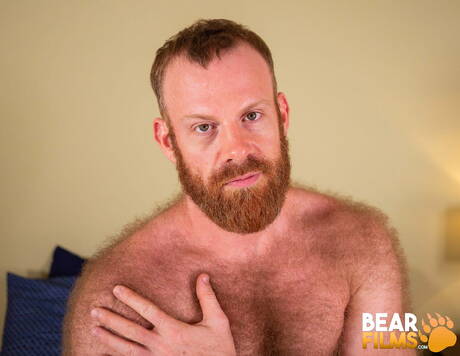 El semental peludo estadounidense Russell Tyler se desnuda y muestra su culo caliente