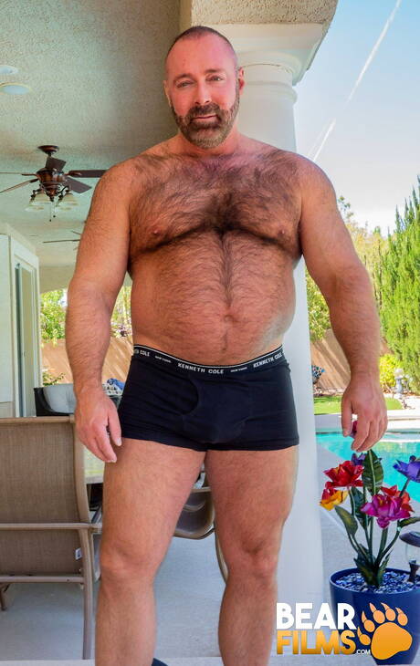 Der amerikanische schwule Bär Brad Kalvo zeigt einen wunderschönen Körper im Freien