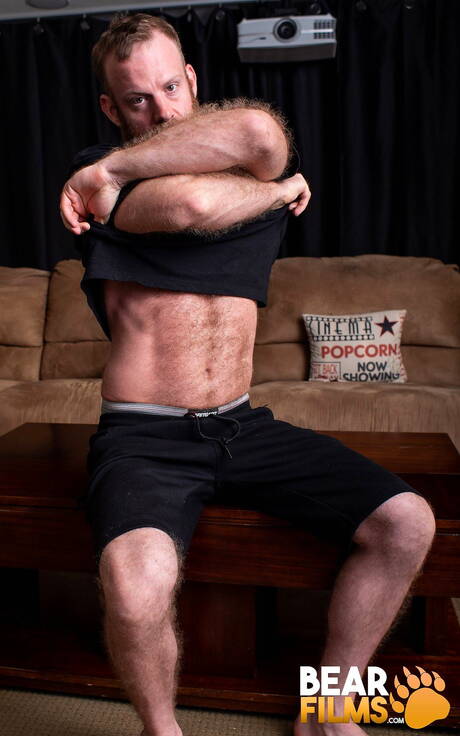 El semental peludo estadounidense Russell Tyler se burla de su polla