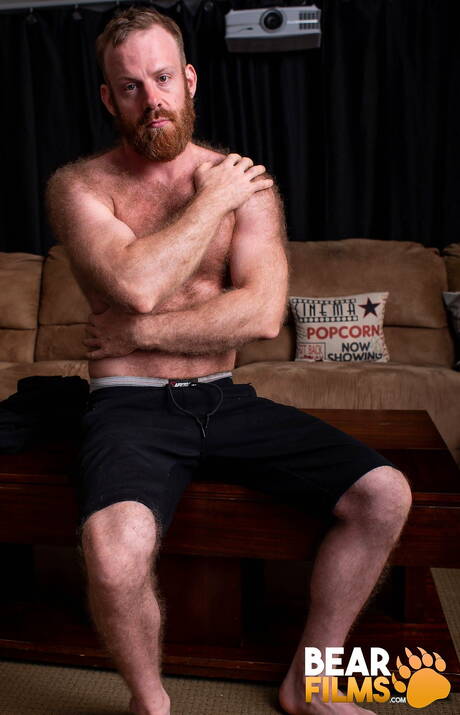 El semental peludo estadounidense Russell Tyler se burla de su polla