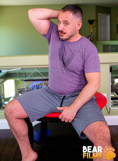 American strong bull Marc Giacomo posing naked