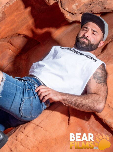 Der amerikanische Bär Atlas Grant zieht sich draußen aus