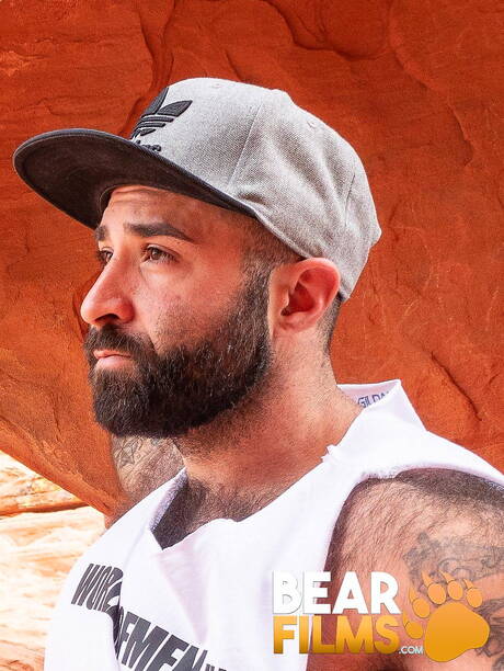 Der amerikanische Bär Atlas Grant zieht sich draußen aus