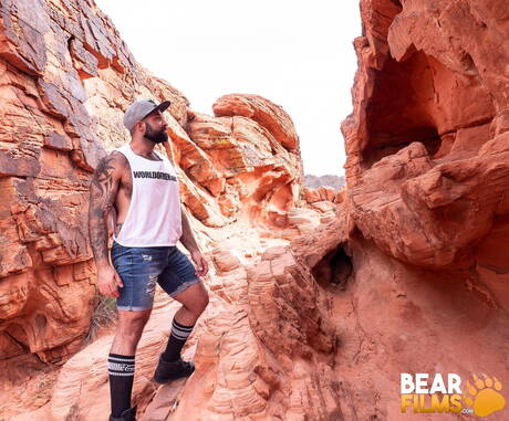 Der amerikanische Bär Atlas Grant zieht sich draußen aus