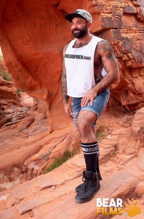 Der amerikanische Bär Atlas Grant zieht sich draußen aus