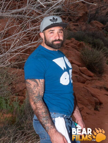 Der amerikanische Bär Atlas Grant zieht sich draußen aus