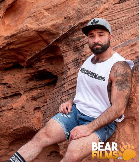 Der amerikanische Bär Atlas Grant zieht sich draußen aus