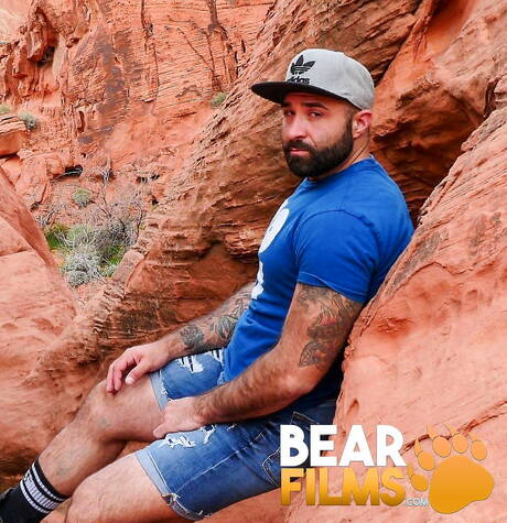 Der amerikanische Bär Atlas Grant zieht sich draußen aus