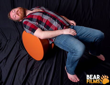 Der amerikanische Otter Otto Samson zieht sich aus und zeigt seinen schönen Hintern