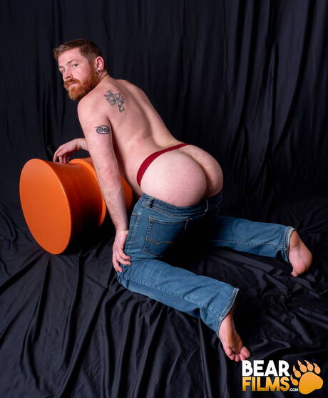 Der amerikanische Otter Otto Samson zieht sich aus und zeigt seinen schönen Hintern