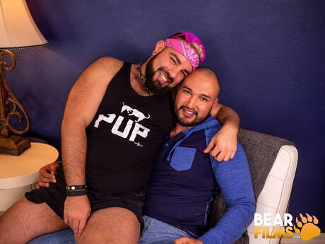 かなりアメリカ人の男の子の筋肉質なエンジェル・フェラーリとホットなクマのルイス・ベガがお互いを吸ったりファックしたりします