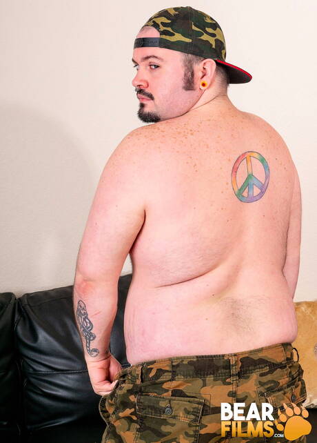 American hot bear Dean Gauge posing naked and showing tight ass