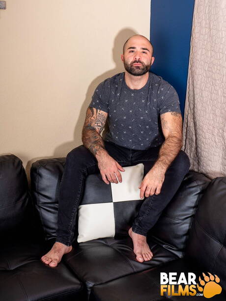 Bear Films: American hairy Atlas Grant posing naked and showing his big butt