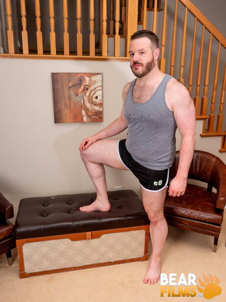 Der amerikanische haarige Bär John Thomas zeigt einen perfekten Körper