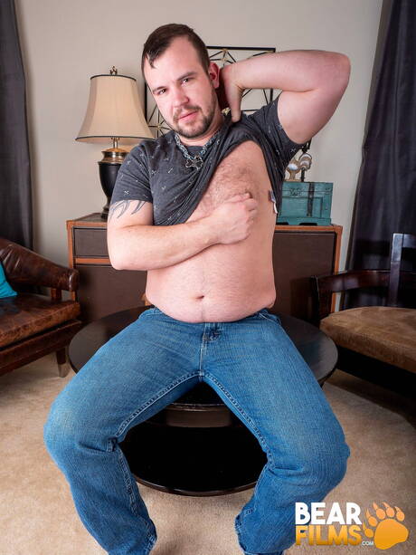 Orso americano maturo Chip Young che gioca con il cazzo