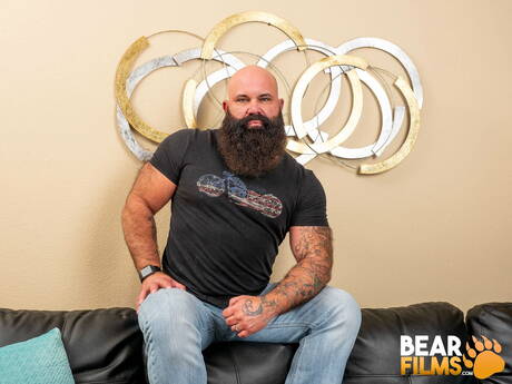 Amerykański niedźwiedź włochaty Victor West prezentuje piękne ciało