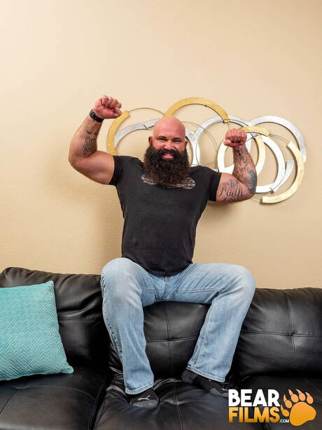 Amerykański niedźwiedź włochaty Victor West prezentuje piękne ciało