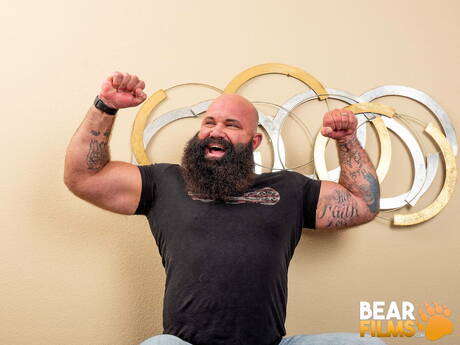 Amerykański niedźwiedź włochaty Victor West prezentuje piękne ciało