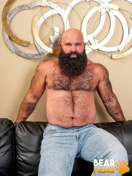 Amerykański niedźwiedź włochaty Victor West prezentuje piękne ciało
