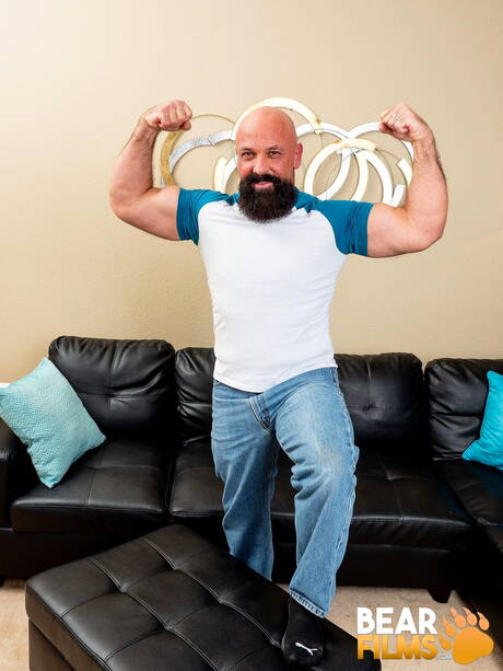 Dojrzały niedźwiedź Jayson West pozuje nago