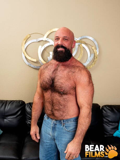 Dojrzały niedźwiedź Jayson West pozuje nago