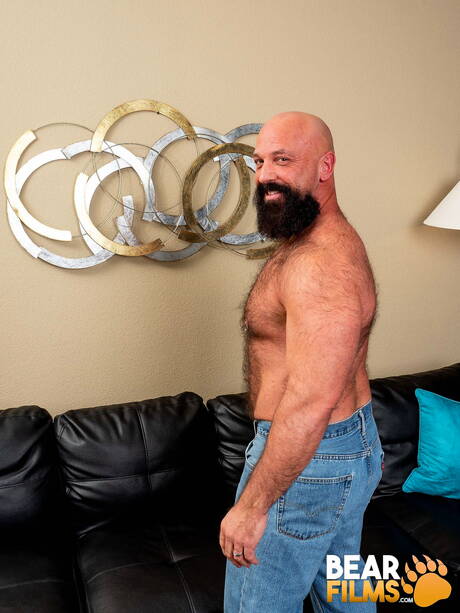 Dojrzały niedźwiedź Jayson West pozuje nago