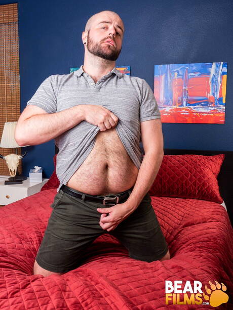 American gay bear Dax Librastic posing naked