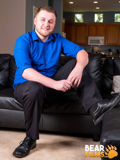 American otter Taylor St Moore posing naked and showing tight ass