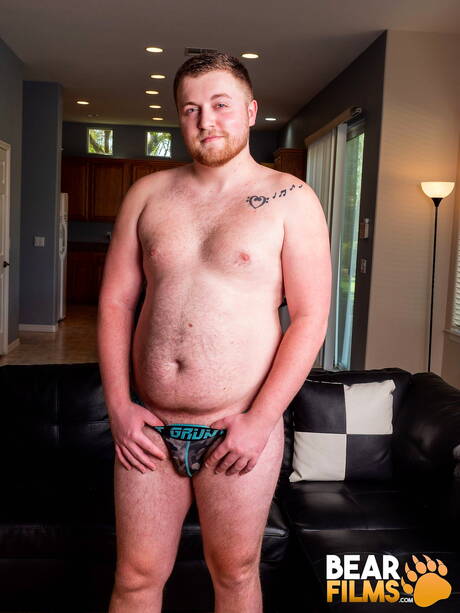 アメリカカワウソのテイラー・セント・ムーアが裸でポーズをとり、引き締まったお尻を見せる