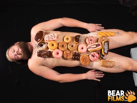 Amerykański byk Lion Reed pozuje nago