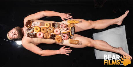 Amerykański byk Lion Reed pozuje nago