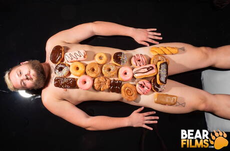 Amerykański byk Lion Reed pozuje nago