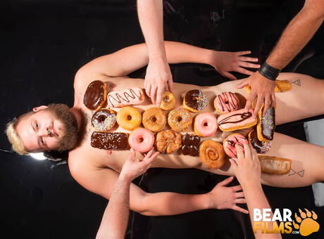 Amerykański byk Lion Reed pozuje nago