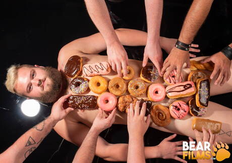 Amerykański byk Lion Reed pozuje nago