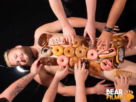 Amerykański byk Lion Reed pozuje nago