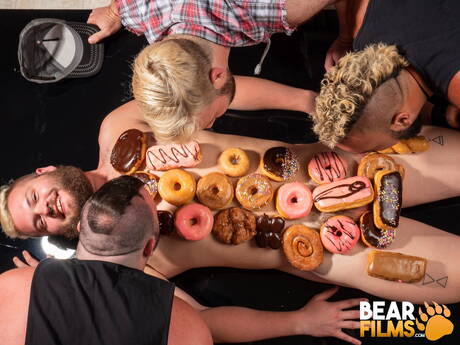 Amerykański byk Lion Reed pozuje nago