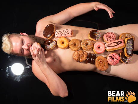 Amerykański byk Lion Reed pozuje nago