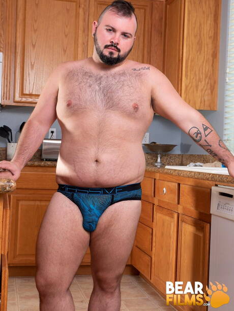 American bear Dean Gauge shows a perfect body