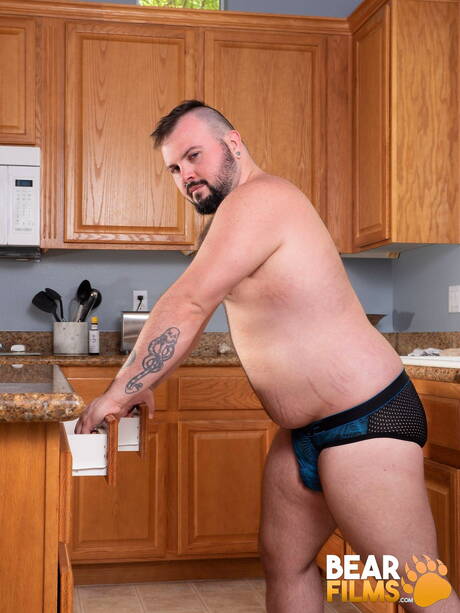 American bear Dean Gauge shows a perfect body