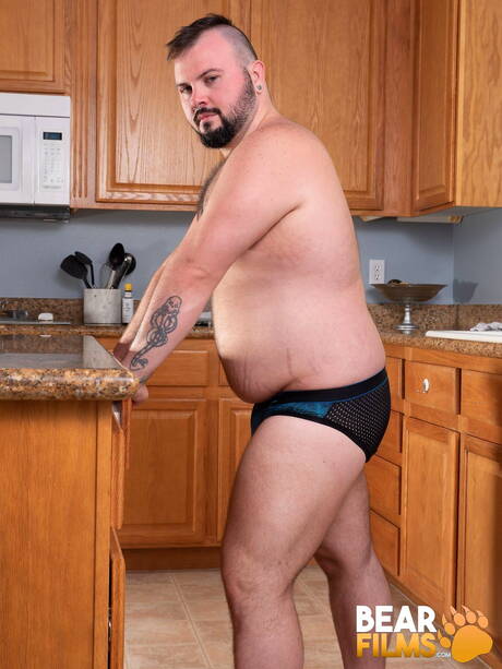 American bear Dean Gauge shows a perfect body