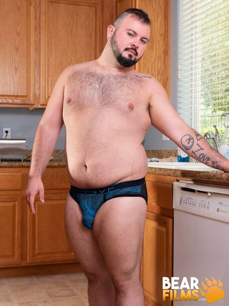 American bear Dean Gauge shows a perfect body
