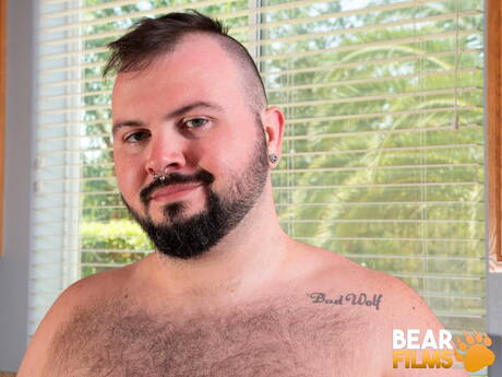 American bear Dean Gauge shows a perfect body