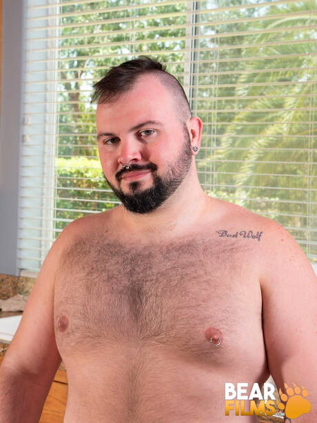 Bear Films: American bear Dean Gauge shows a perfect body
