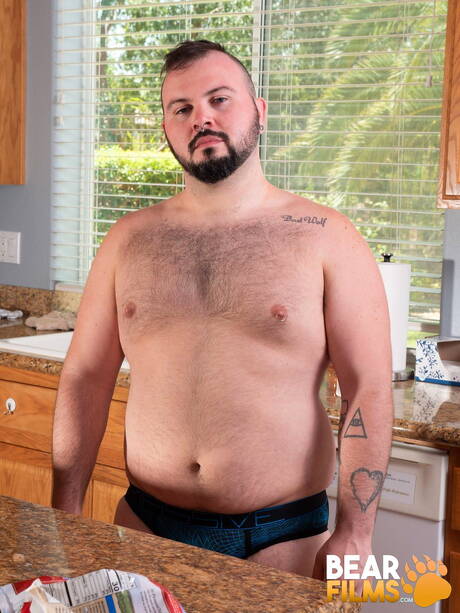 American bear Dean Gauge shows a perfect body