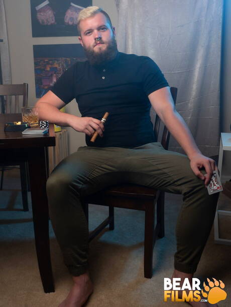 Der amerikanische Bodybuilder Lion Reed zieht sich aus