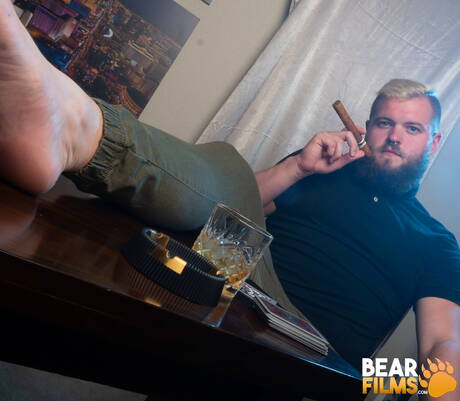 Der amerikanische Bodybuilder Lion Reed zieht sich aus