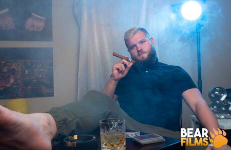 Der amerikanische Bodybuilder Lion Reed zieht sich aus