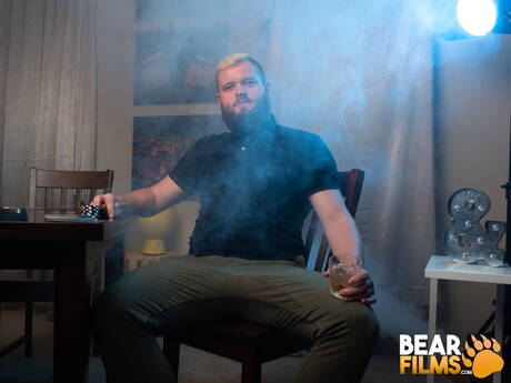 Der amerikanische Bodybuilder Lion Reed zieht sich aus