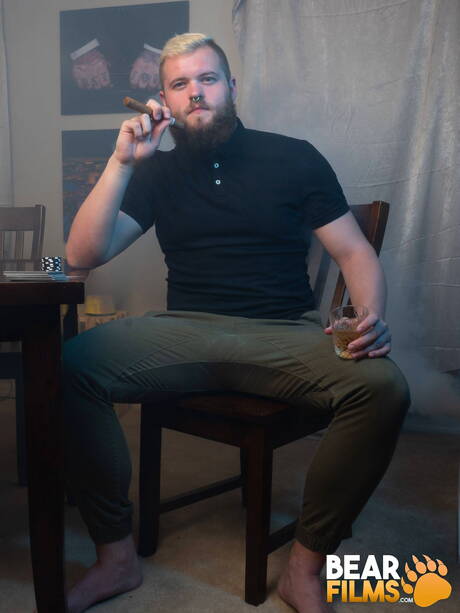 Der amerikanische Bodybuilder Lion Reed zieht sich aus